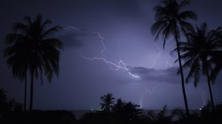 Florida-se-encuentra-en-alerta-por-lluvias-y-vientos--411475345
