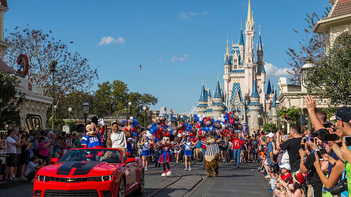 Disney employees to bill $18 an hour after vote ratified