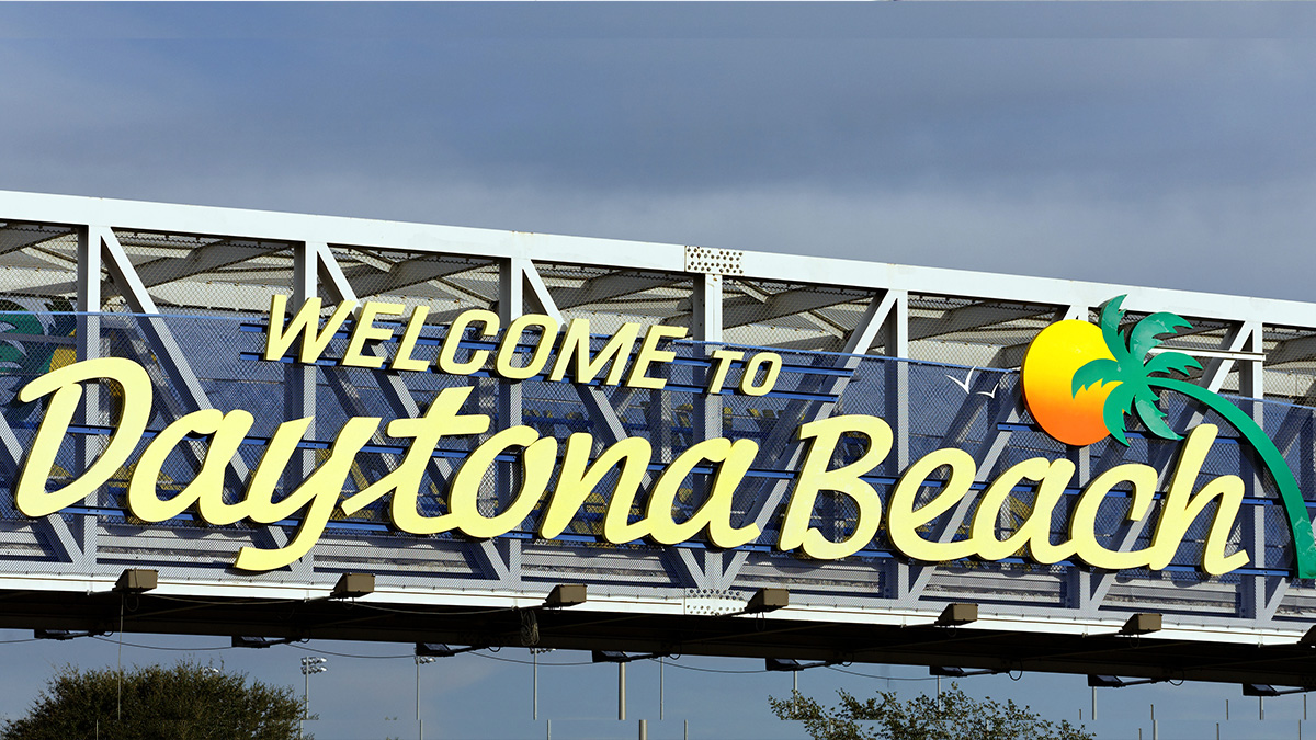 Miner crashed at Daytona Beach;  They are looking for the suspect who fled.