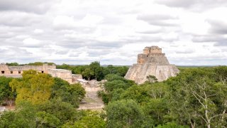 TLMD-mexico-ruinas-mayas-uxmal-yucatan-shutterstock_390080200