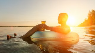 Hombre relajado en el río