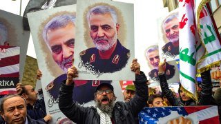 La gente salió a las calles en Teherán en protesta por el ataque donde murió el general Qasem Soleimani.