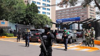 Seguridad afuera de hospital