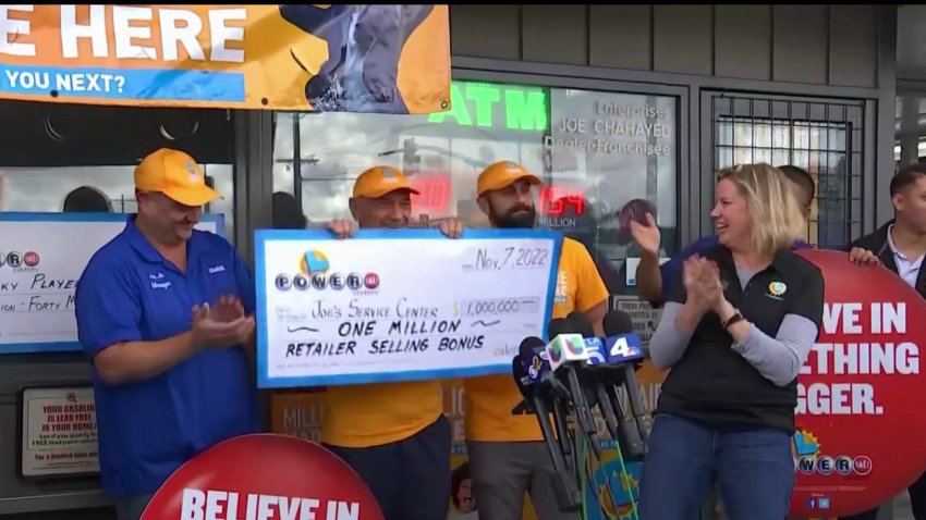 Un sueño: dueño de la tienda donde se vendió el boleto ganador recibe premio de $1 millón