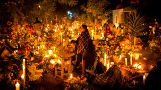 Cementerio iluminado por el Día de Muertos en México