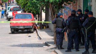 Grupo de policías vigila una escena de crimen en Guanajuato