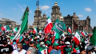 Opositores a AMLO con banderas mexicanas en el Zócalo