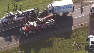 Camión volcado provoca cierre de la autopista 429