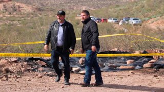 Dos hombres de la familia LeBaron recorren la zona de la masacre