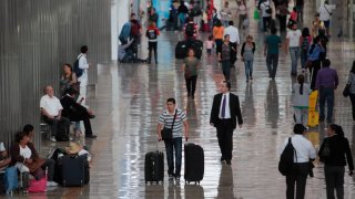 Pasajeros en el aeropuerto de Ciudad de México