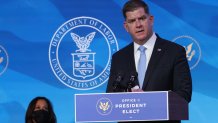 WILMINGTON, DELAWARE - 8 DE ENERO: La vicepresidenta electa de Estados Unidos, Kamala Harris observa mientras el alcalde de Boston, Marty Walsh (der.), pronuncia sus comentarios después de que el presidente electo Joe Biden, lo anunciara como candidato a secretario de Trabajo en el teatro Queen el 8 de enero. , 2021 en Wilmington, Delaware.