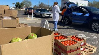 Ofrecen cajas de comida y pruebas para detectar COVID-19 en Maryvale