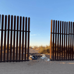 hueco en la barda fronterriza de Calexico y Mexicali
