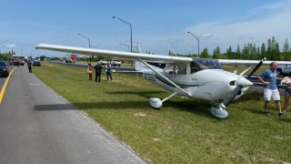 Avioneta aterriza de emergencia a un lado de la carretera en Lakeland