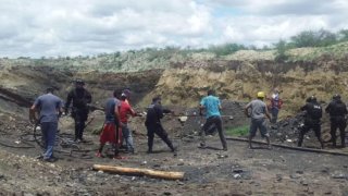 Trabajadores y familiares de los mineros atrapados se unen para rescatarlos