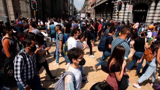 Grupo de personas caminando en calles de Ciudad de México
