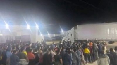 En México, rescatan a más de 359 migrantes que viajaban hacinados en un tráiler