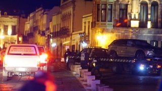 Vehículos policiales en la plaza cívica de Zacatecas