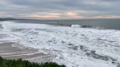En imágenes: fuerte oleaje llega a costas al norte de California tras advertencia de tsunami