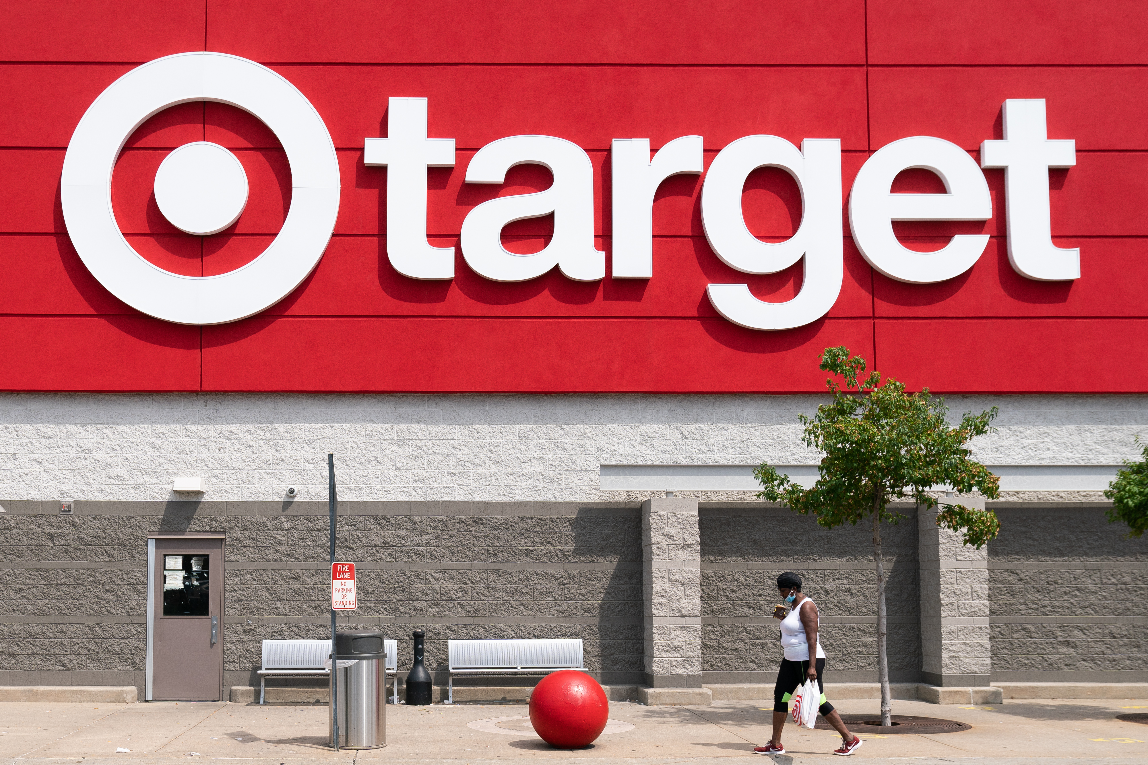 Hasta $24 la hora: Target sube el salario mínimo para ciertos trabajadores