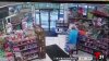 Imágenes impactantes: hombre es atropellado mientras intentar salir de una tienda en Florida