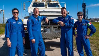 NASA Kjell Lindgren, Robert Hines, Jessica Watkins y la astronauta de la ESA Samantha Cristoforetti.