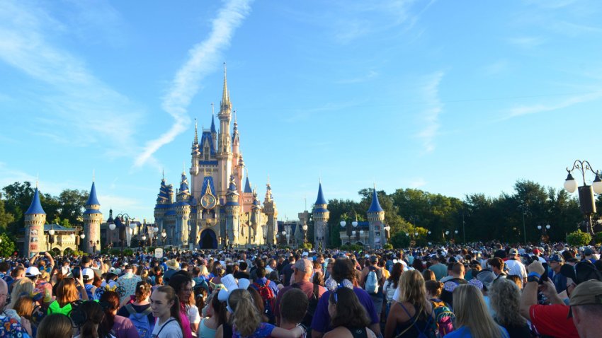 Visitantes caminan frente al Palacio de la Cenicienta en el parque temático Magic Kingdom, de Florida, en una fotografía de archivo. EFE/Álvaro Blanco