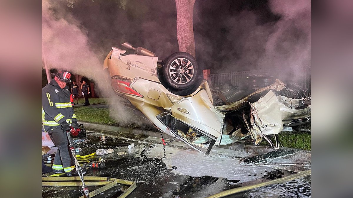 Rescatan a una mujer de auto incendiado tras aparatoso accidente en