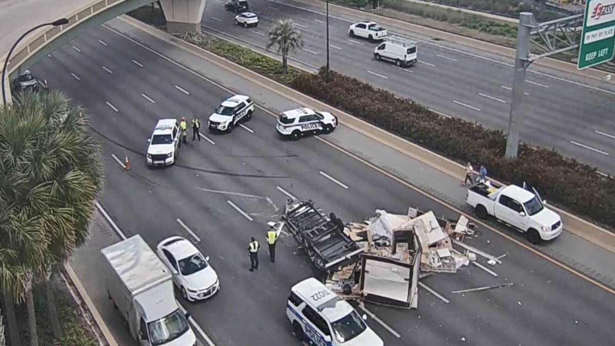 Accidente con remolque volcado provoca cierre de varios carriles en 408