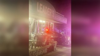 Auto se estrella contra mueblería en Orlando