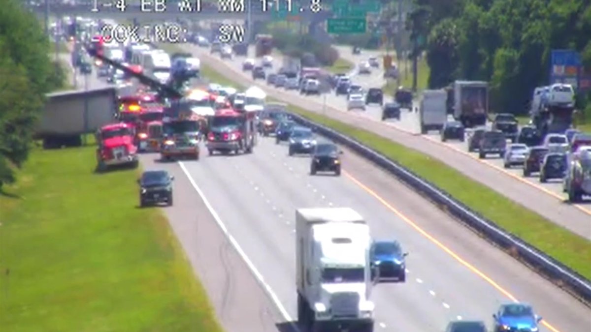 Aparatoso accidente con un camión causa cierre de autopista I4 en