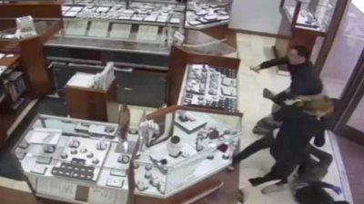 Captado en video: empleados de una joyería se defienden y pelean a golpes contra un grupo de asaltantes