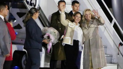 Jill Biden, primera dama de EEUU, llega a Ecuador en medio de la lluvia