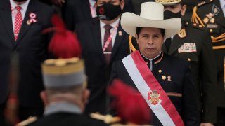 El presidente de Perú, Pedro Castillo, sale del Congreso con la banda presidencial después de la toma de posesión presidencial el 28 de julio de 2021 en Lima, Perú.