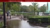 Se desborda importante río en Lake Eola en el centro de Orlando