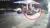 Dramático video: con rifles y pistolas le roban el auto cuando echaba gasolina