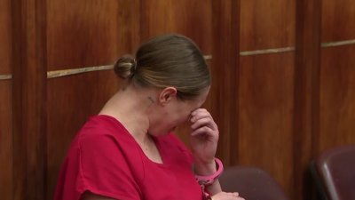 Modelo de OnlyFans acusada de matar a su novio rompe en llanto en la corte al escuchar su llamada al 911