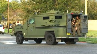 Los agentes informaron que el sospechoso, señalado por supuesta agresión sexual, se negó a salir de la residencia.