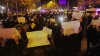 Manifestantes enojados con las restricciones del COVID-19, exigen la renuncia de Xi