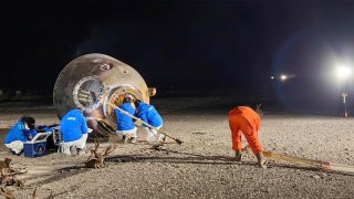 Los tres taikonautas de la tripulación Shenzhou-14 regresaron a la Tierra después de completar una misión de seis meses a bordo de la estación espacial de China.