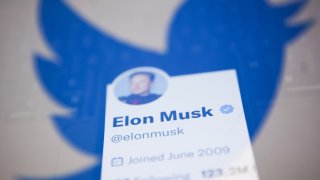 La cuenta de Twitter de Elon Musk que se muestra en la pantalla de un teléfono y el logotipo de Twitter que se muestra en la pantalla de una computadora portátil se ven en esta foto ilustrativa de exposición múltiple tomada en Polonia el 26 de diciembre de 2022.