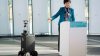Video: crean maleta robot que guía a personas invidentes en aeropuertos