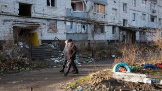 Los residentes locales caminan cerca de un edificio residencial destruido en la ciudad de Borodyanka, región de Kyiv, Ucrania, el 3 de enero de 2023.