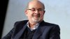El escritor Salman Rushdie con “muchas dificultades” para escribir luego de atentado