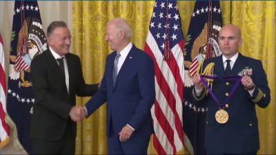 Biden premia con prestigiosa medalla a una veintena de personalidades de las artes