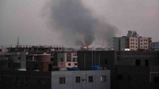 El humo se eleva después de un intenso bombardeo y tiroteos entre soldados y pistoleros de las Fuerzas de Apoyo Rápido paramilitares en Sudán el 21 de abril de 2023 a pesar de un alto el fuego de tres días en el norte de Jartum, Sudán.