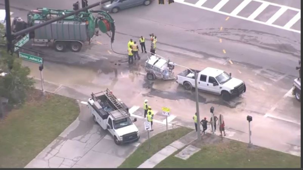 Road closed in Kissimmee due to the appearance of a sinkhole