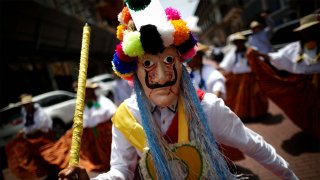 Un hombre vestido de diablo de espejo participa en el II Festival de Diablos este domingo, en la Ciudad de Panamá (Panamá).