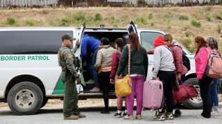 Más de 6,000 migrantes fueron dejados en libertad en EEUU desde el jueves pasado (foto de archivo).