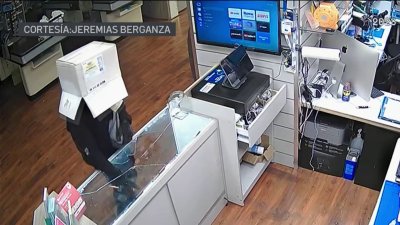 Insólito video: roba una tienda con una caja en la cabeza